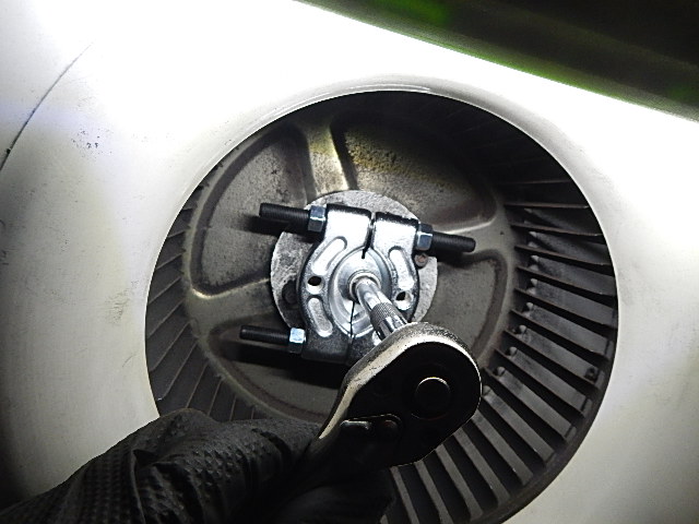 ベルト交換後ファンをつけるときは、ボルトを使って締めこんでください！<br>